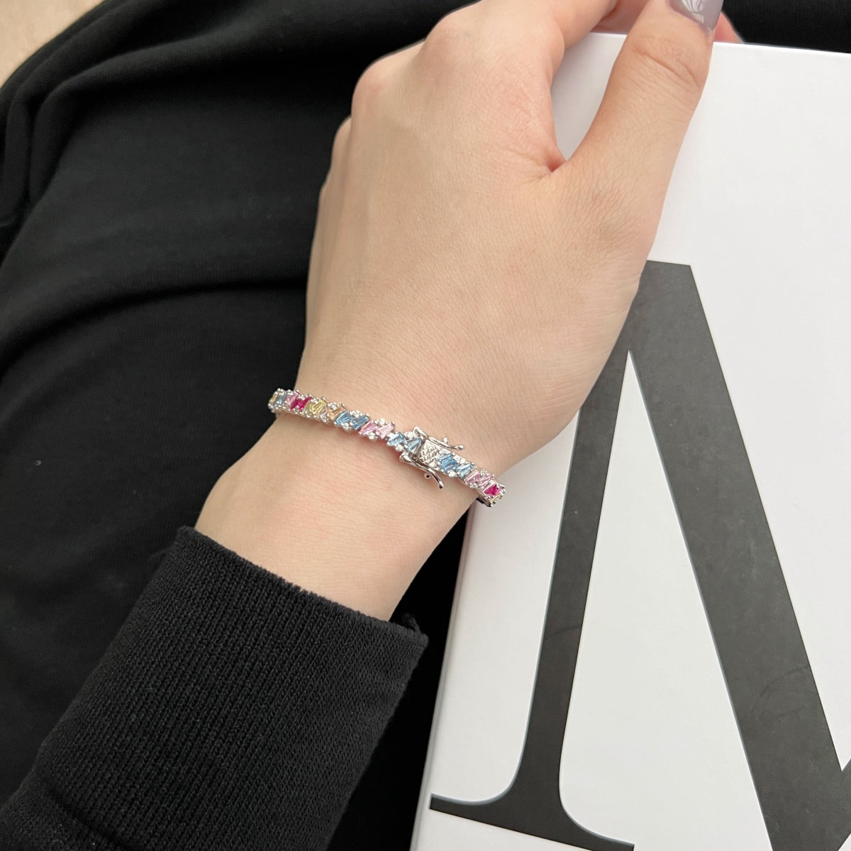 [RAFFINE]Pulsera de fiesta adornada con brillantes y cortes múltiples