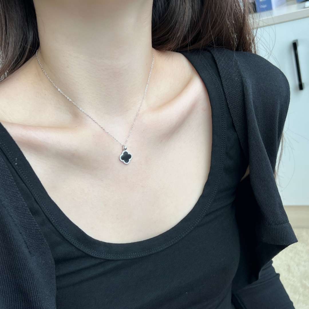 [RAFFINE]Collar con forma de flor delicada