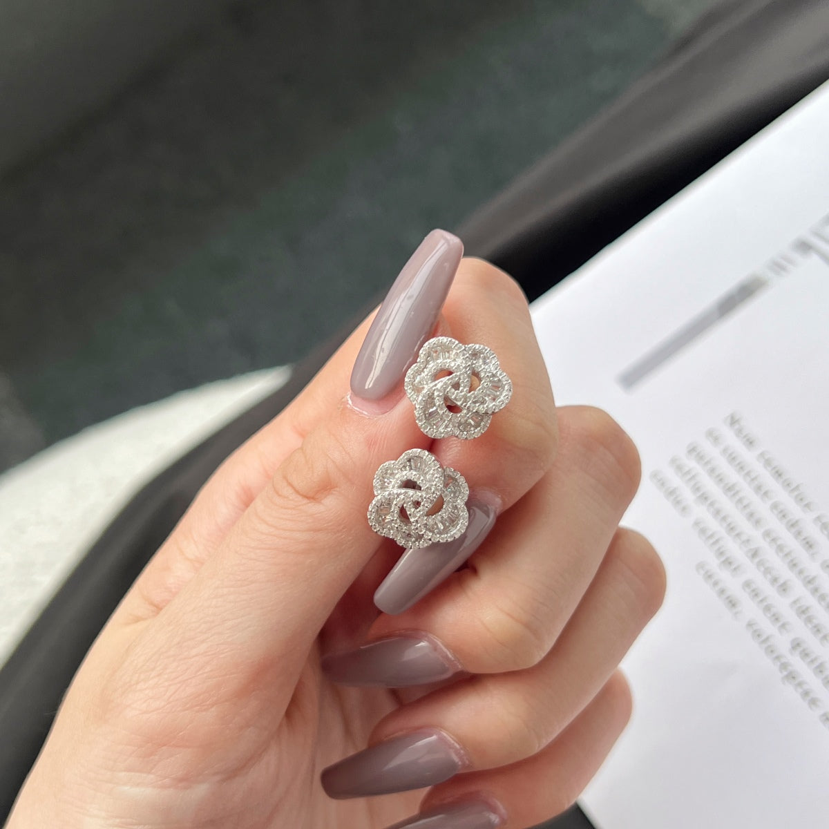 [RAFFINE] Exquisitos pendientes diarios con forma de flor