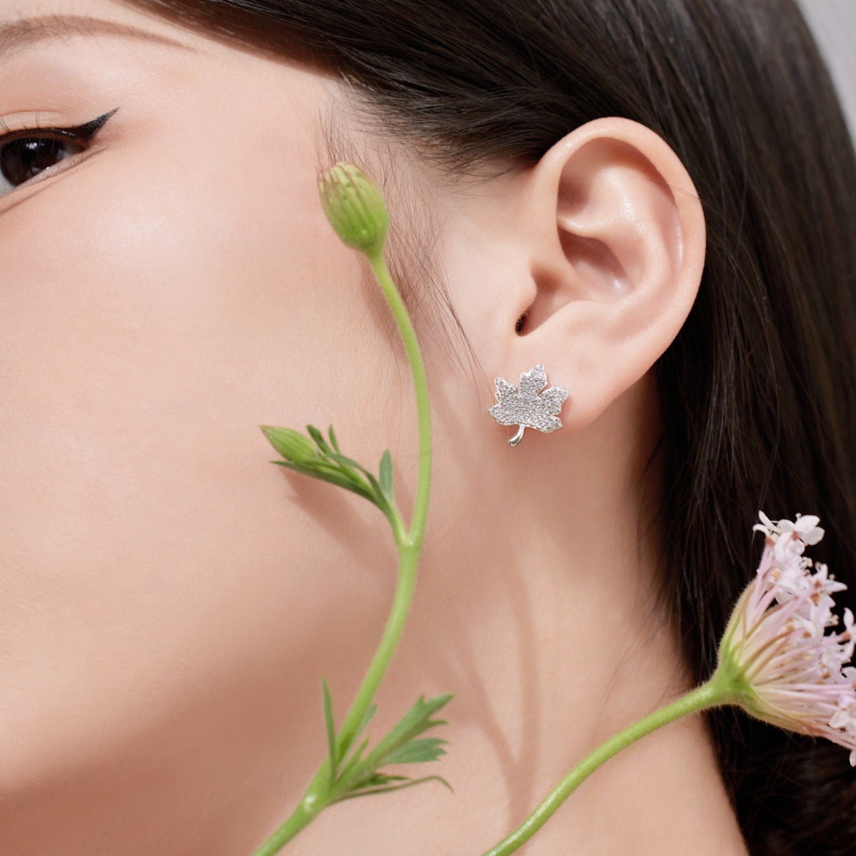 [RAFFINE] Exquisitos pendientes con diseño de hoja de arce