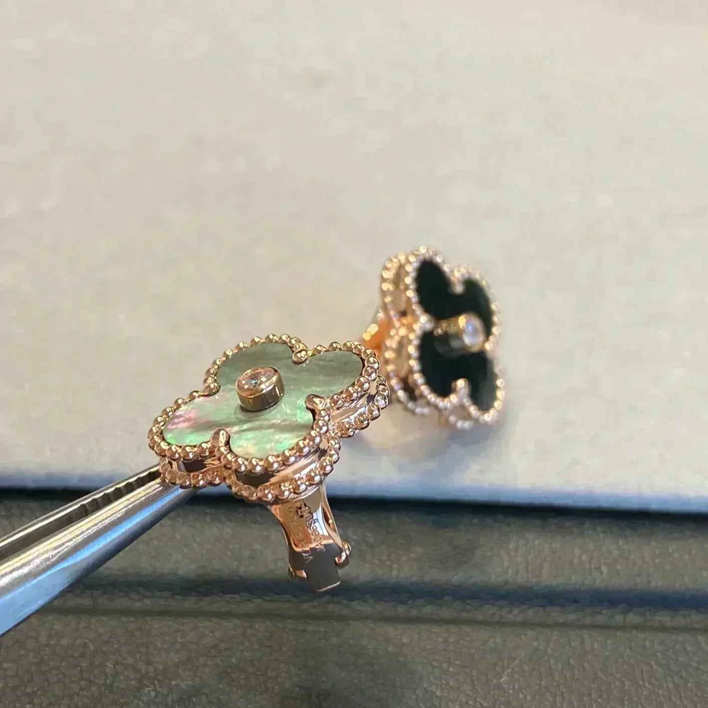 [RAFFINE]CLOVER MEDIUM 1 MOTIFS GRAY MOP  DIAMOND EARRINGS