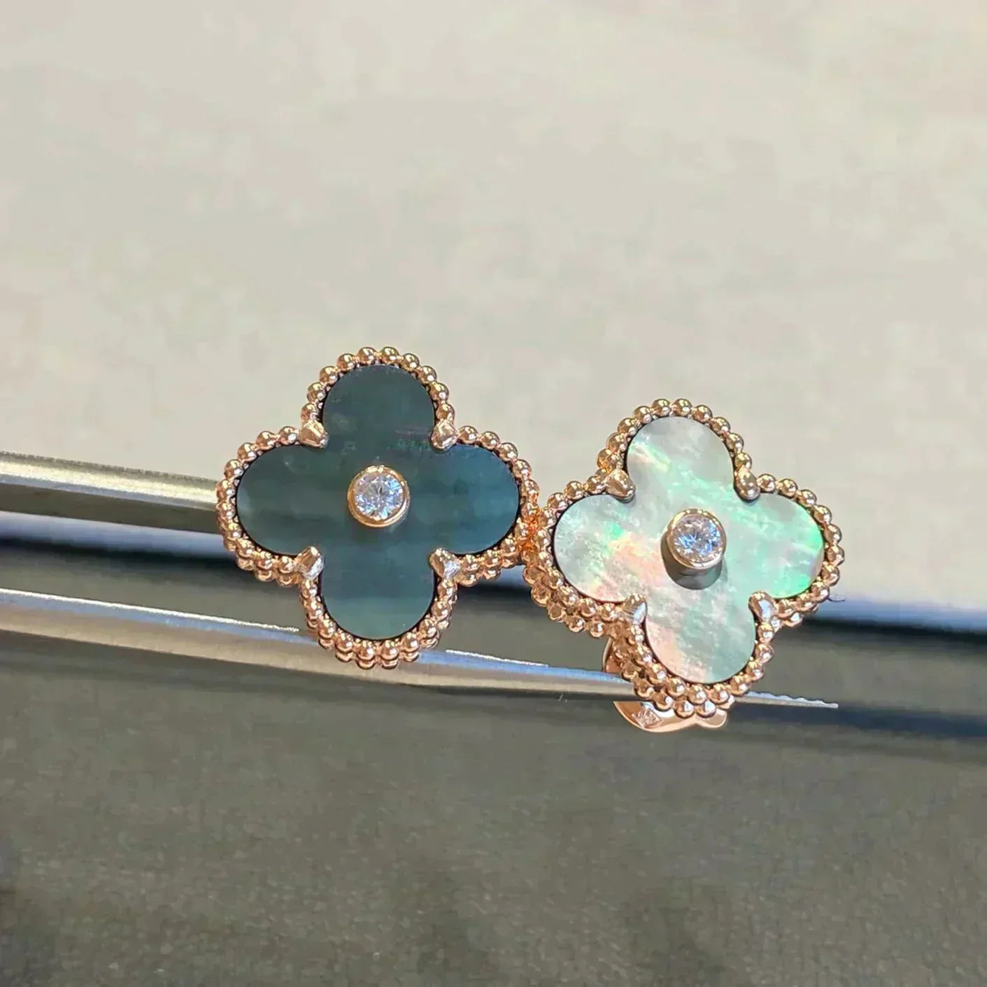 [RAFFINE]CLOVER MEDIUM 1 MOTIFS GRAY MOP  DIAMOND EARRINGS