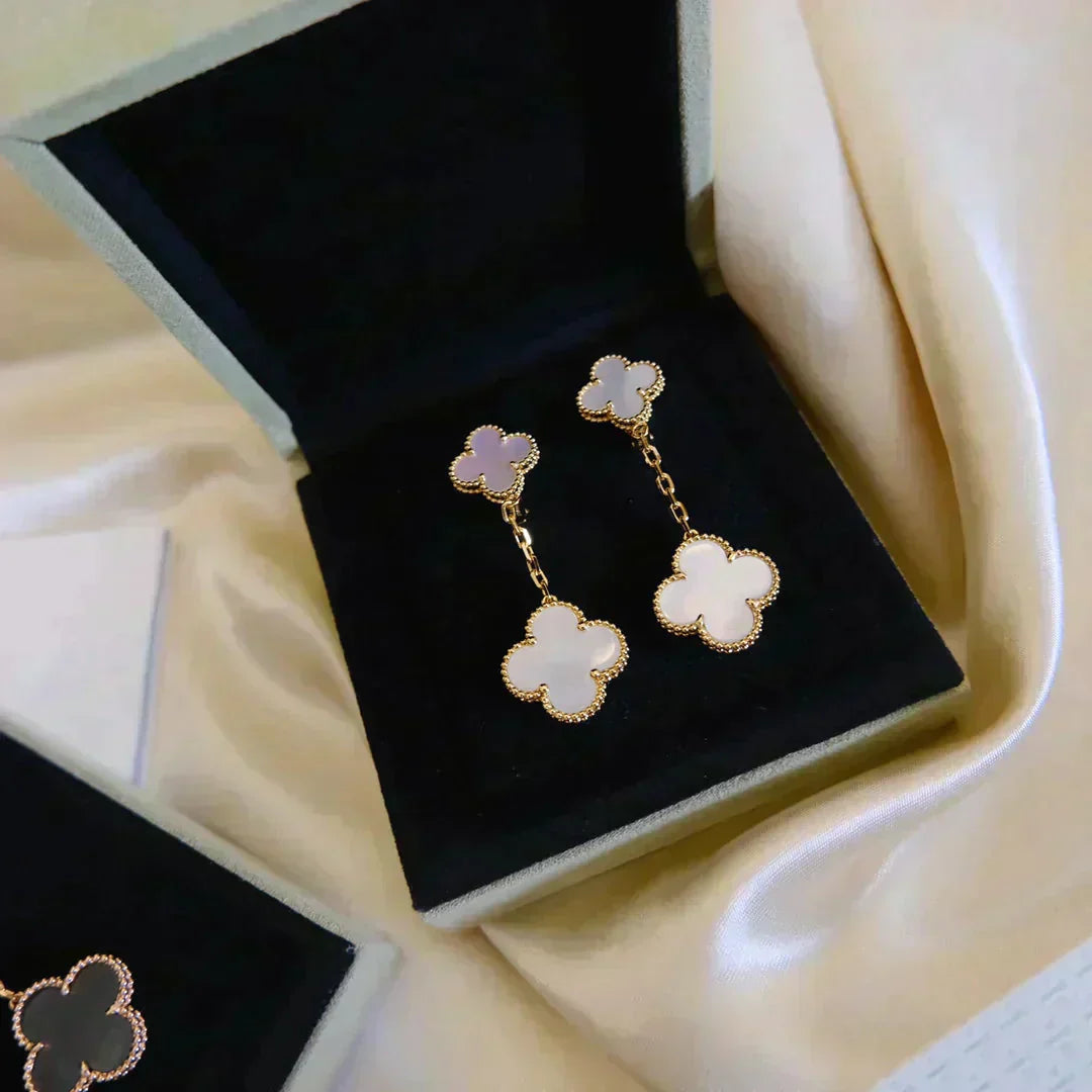 [RAFFINE]CLOVER 2 MOTIF WHITE MOP EARRINGS