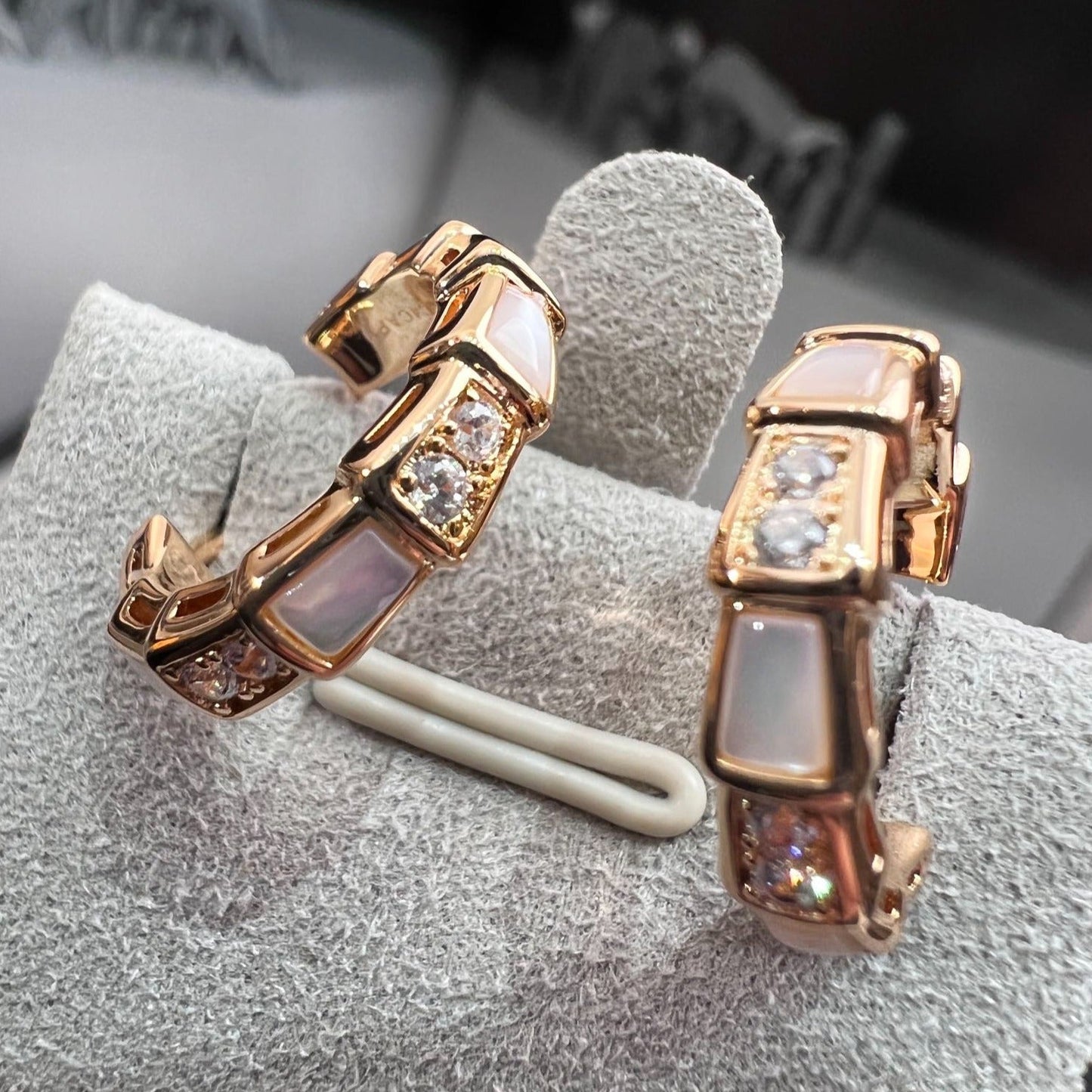 [RAFFINE] PENDIENTES SERPENTI MOP DE ORO ROSA