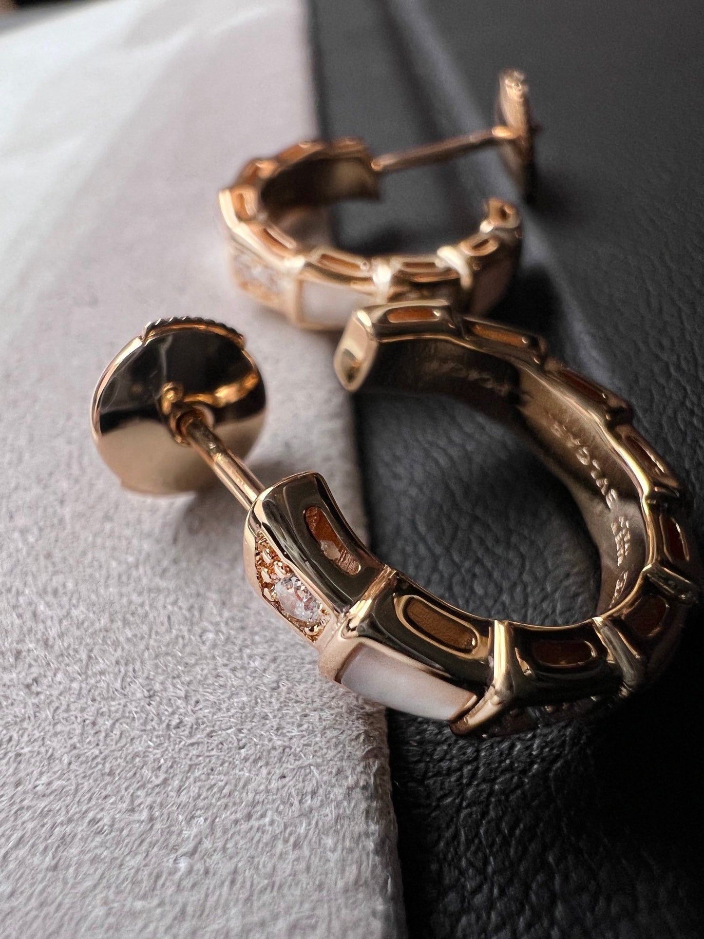 [RAFFINE] PENDIENTES SERPENTI MOP DE ORO ROSA