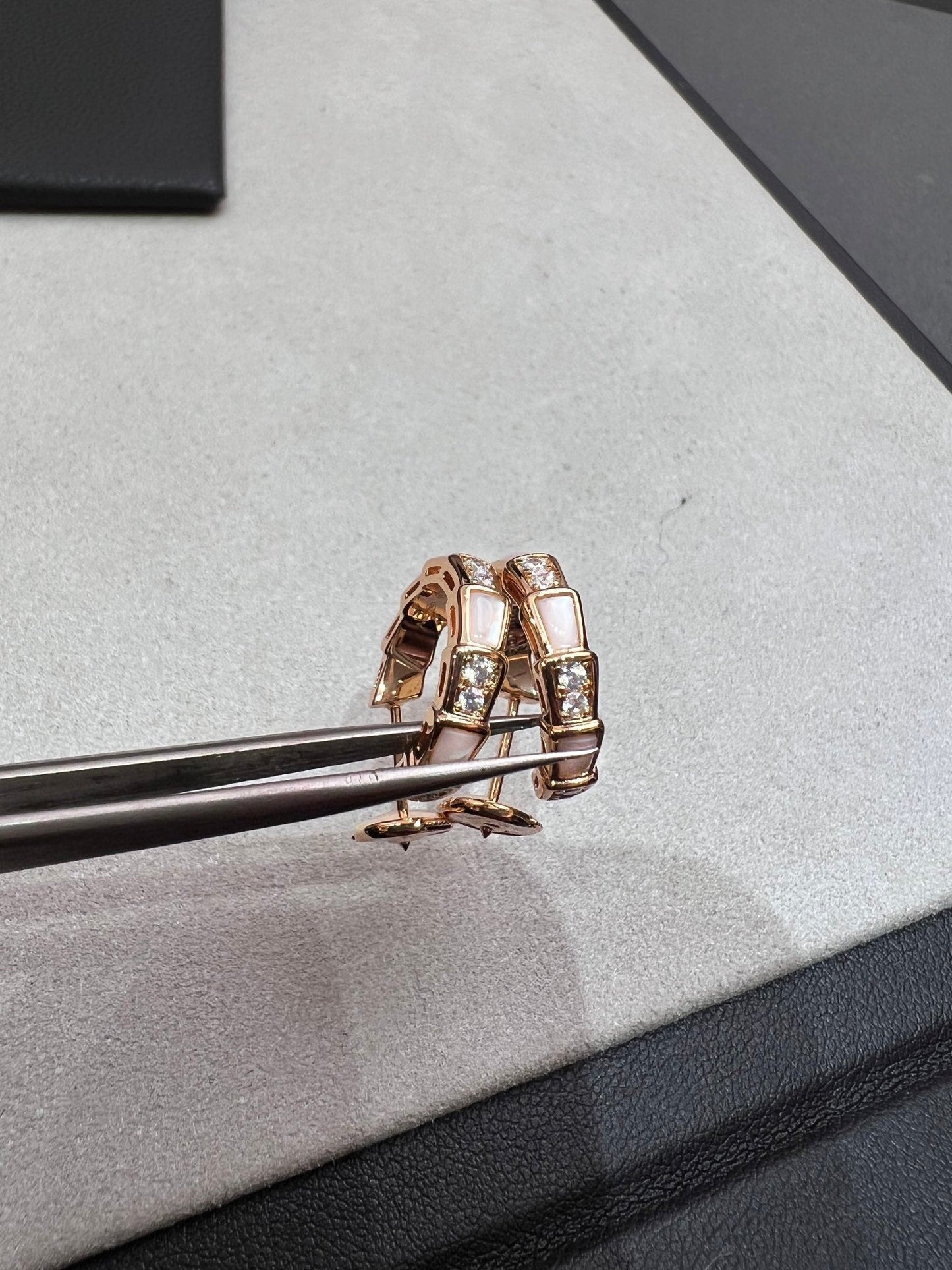 [RAFFINE] PENDIENTES SERPENTI MOP DE ORO ROSA