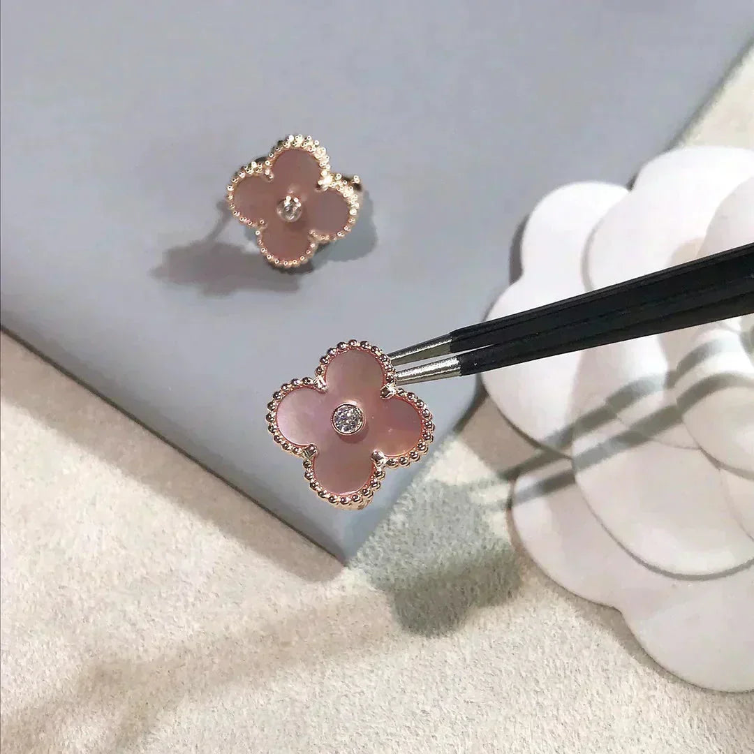[RAFFINE]CLOVER MEDIUM 1 MOTIFS  PINK MOP DIAMOND EARRINGS