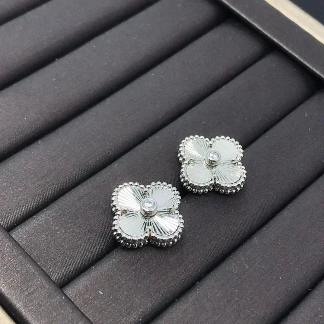 [RAFFINE]CLOVER MINI 9.5MM LASER EARRINGS