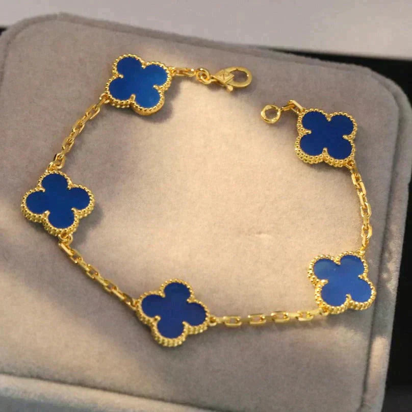 [RAFFINE] PULSERA DE ÁGATA AZUL CON 5 MOTIVOS DE TRÉBOL
