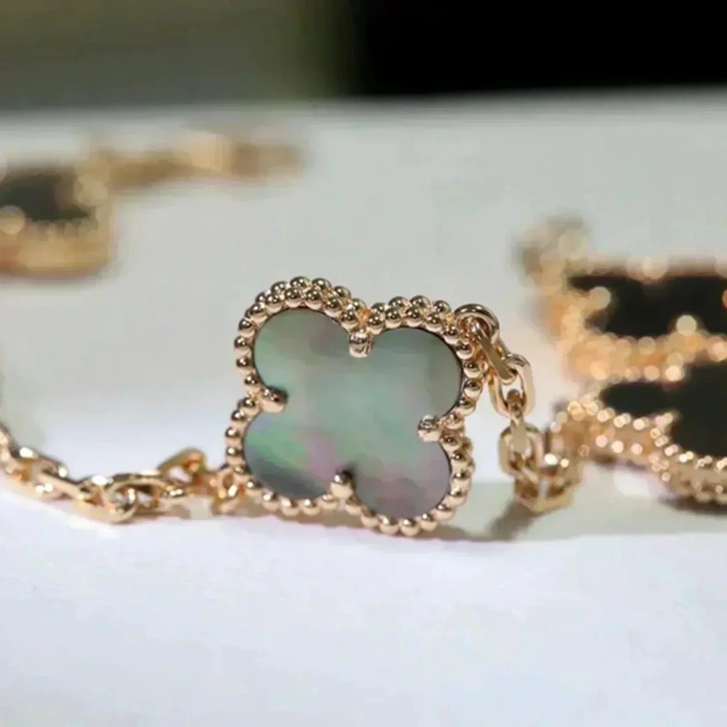 [RAFFINE]CLOVER 5 MOTIF GRAY MOP  BRACELET