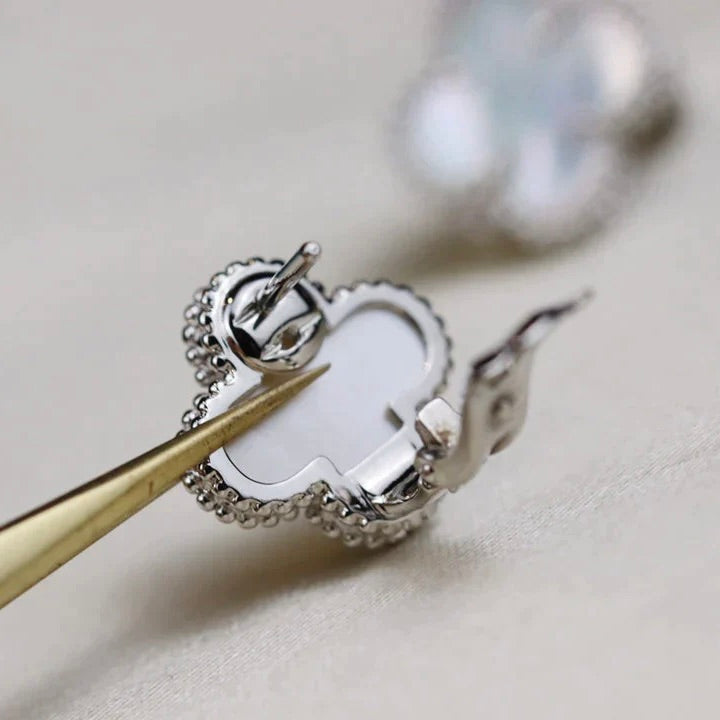 [RAFFINE]CLOVER MEDIUM 1 MOTIFS  WHITE MOP EARRINGS SILVER