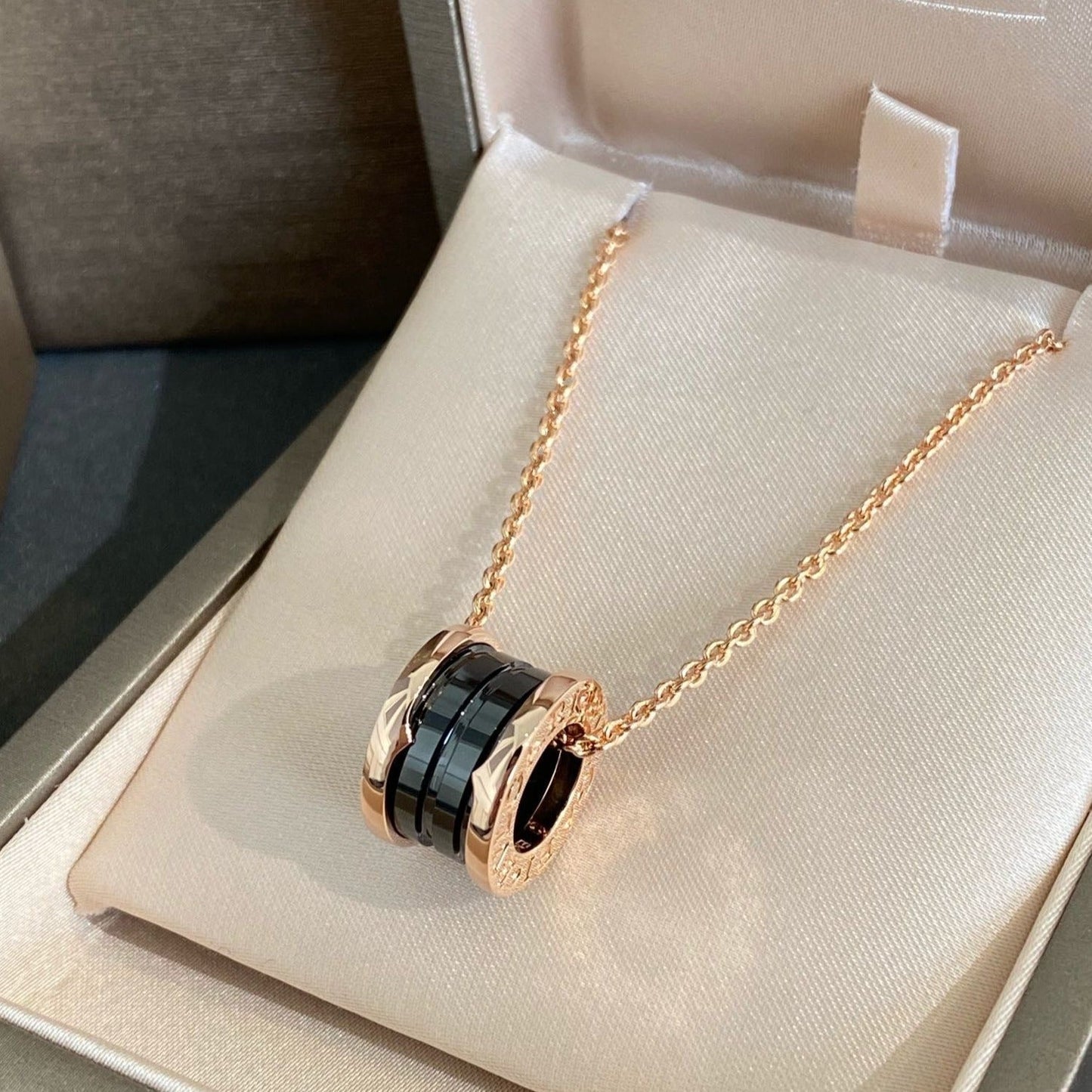 [RAFFINE]ZERO 1 COLLAR DE CERÁMICA NEGRA Y ORO ROSA