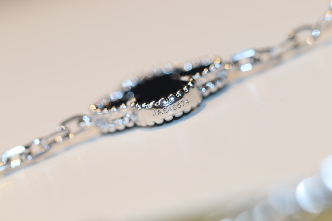 [RAFFINE]CLOVER 20 MOTIFS ONYX DIAMOND SILVER