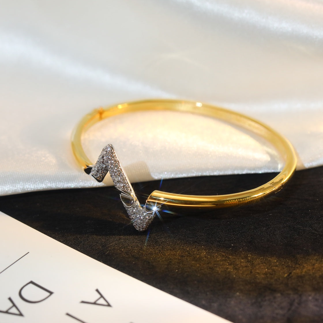 [RAFFINE]VOLTE UPSITE DOWN GOLD DIAMOND BRACELET