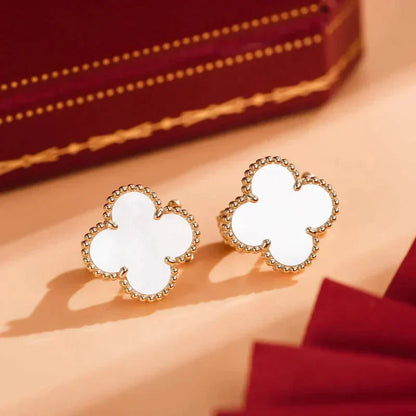 [RAFFINE]CLOVER MEDIUM 1 MOTIFS  WHITE MOP STUD EARRINGS
