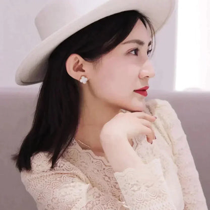 [RAFFINE]CLOVER MEDIUM 1 MOTIFS  WHITE MOP STUD EARRINGS