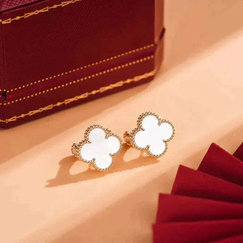 [RAFFINE]CLOVER MEDIUM 1 MOTIFS  WHITE MOP STUD EARRINGS
