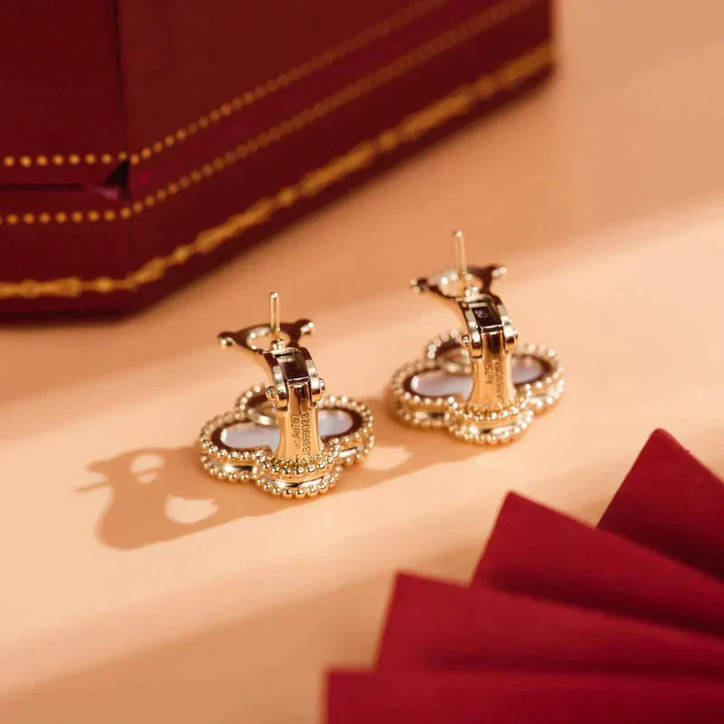 [RAFFINE]CLOVER MEDIUM 1 MOTIFS  WHITE MOP STUD EARRINGS