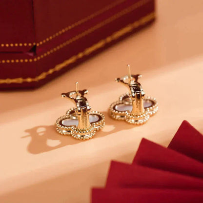 [RAFFINE]CLOVER MEDIUM 1 MOTIFS  WHITE MOP STUD EARRINGS