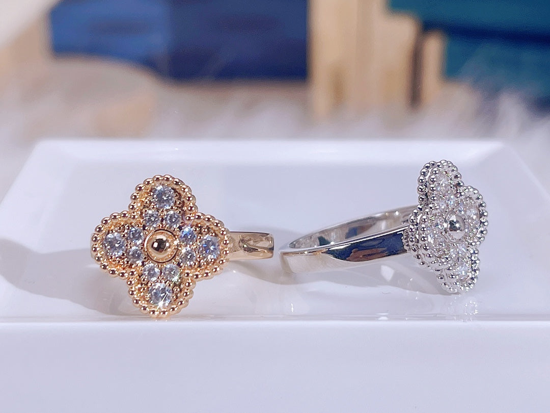 [RAFFINE] ANILLO DE DIAMANTES CON TRÉBOL
