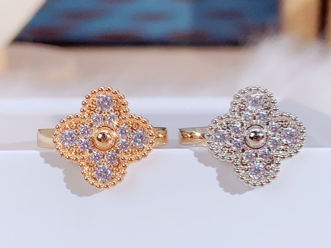 [RAFFINE] ANILLO DE DIAMANTES CON TRÉBOL