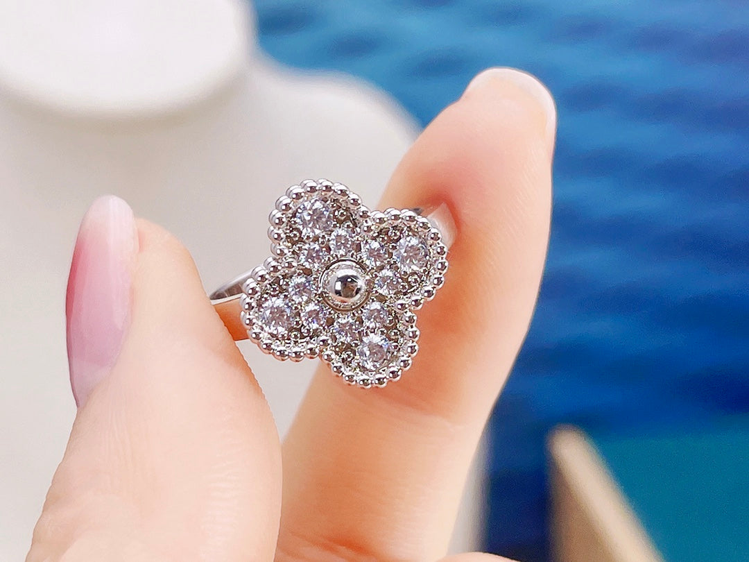 [RAFFINE] ANILLO DE DIAMANTES CON TRÉBOL