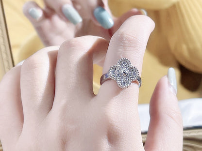 [RAFFINE] ANILLO DE DIAMANTES CON TRÉBOL