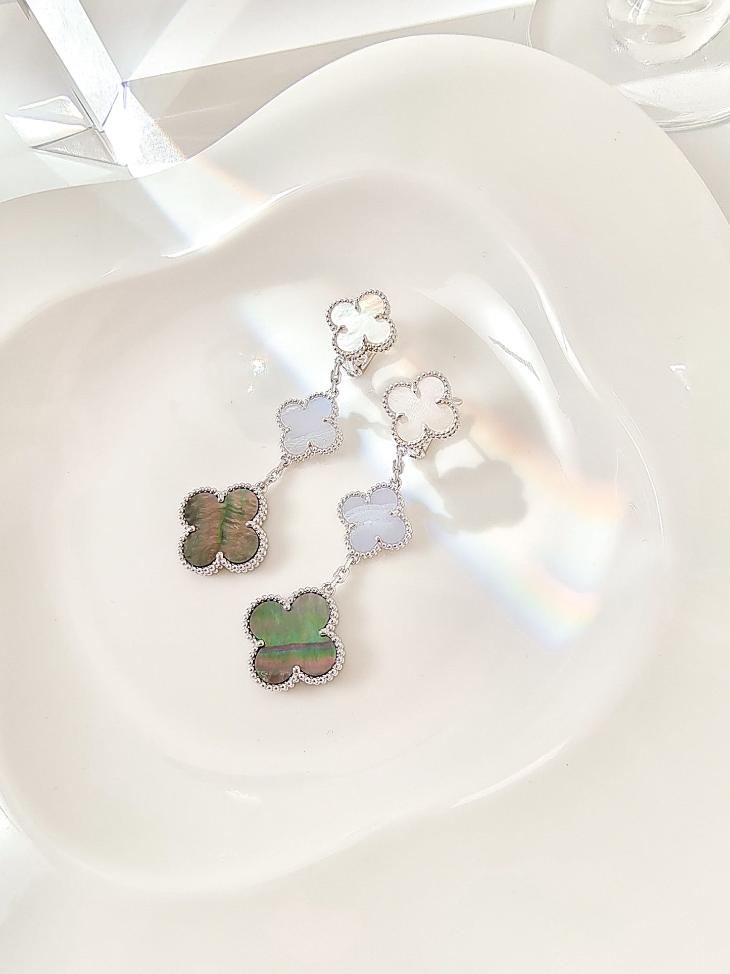 [RAFFINE] PENDIENTES DE PLATA CON 3 MOTIVOS DE TRÉBOL, CALCEDONIA, OSCURA