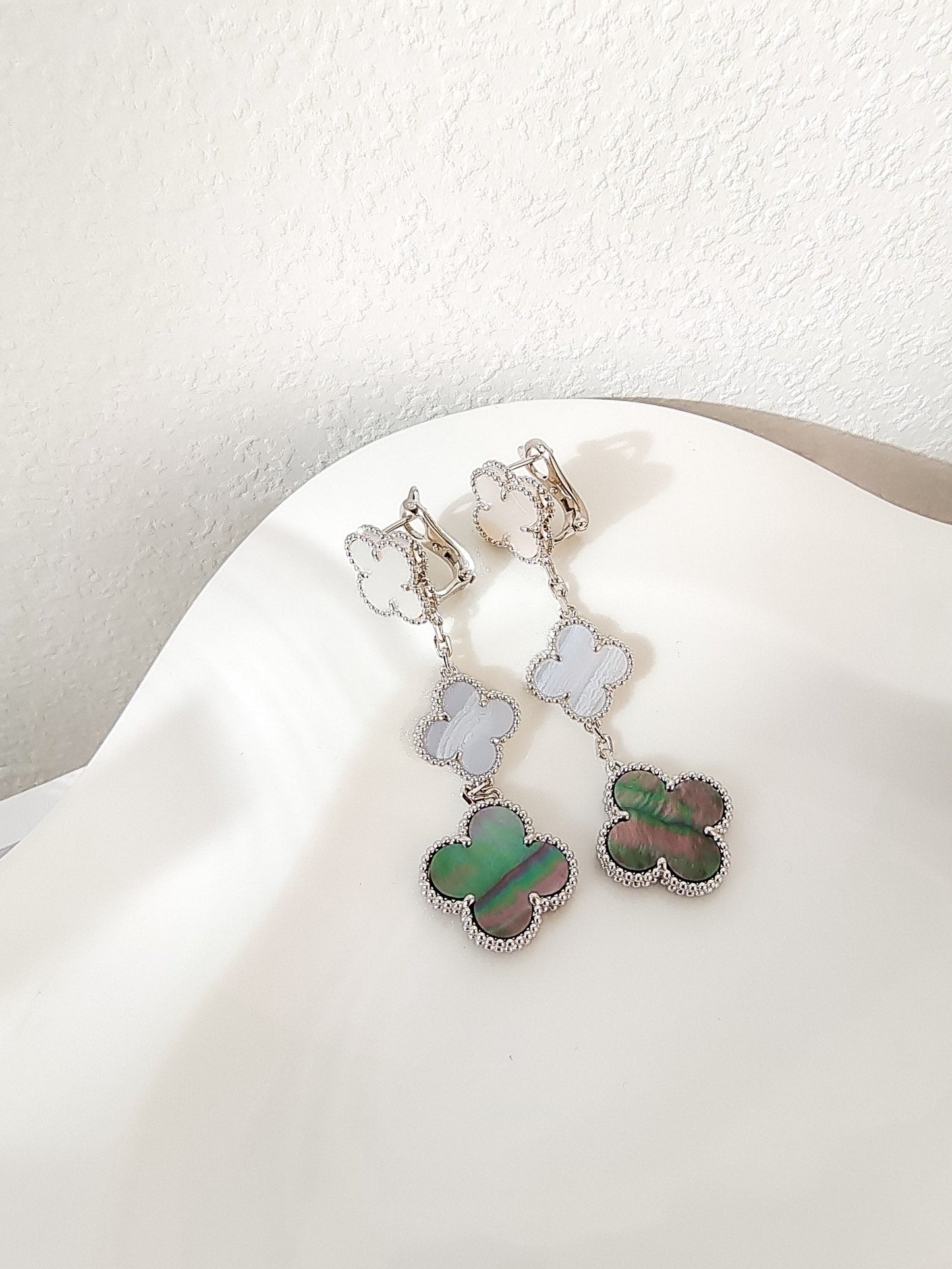[RAFFINE] PENDIENTES DE PLATA CON 3 MOTIVOS DE TRÉBOL, CALCEDONIA, OSCURA