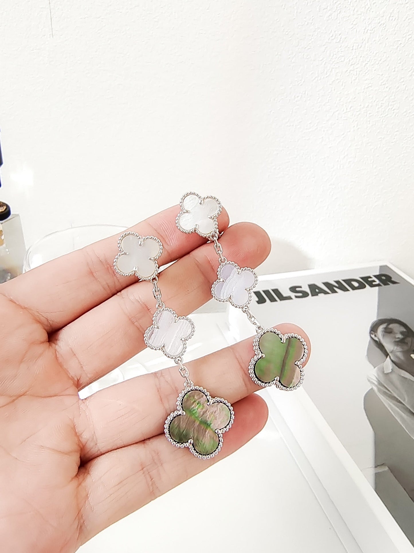 [RAFFINE] PENDIENTES DE PLATA CON 3 MOTIVOS DE TRÉBOL, CALCEDONIA, OSCURA