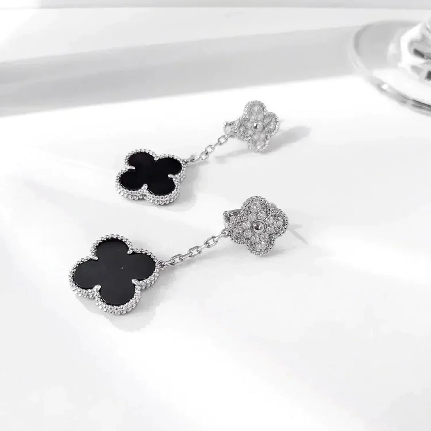 [RAFFINE]CLOVER 2 MOTIFS  DIAMOND ONYX EARRINGS SILVER