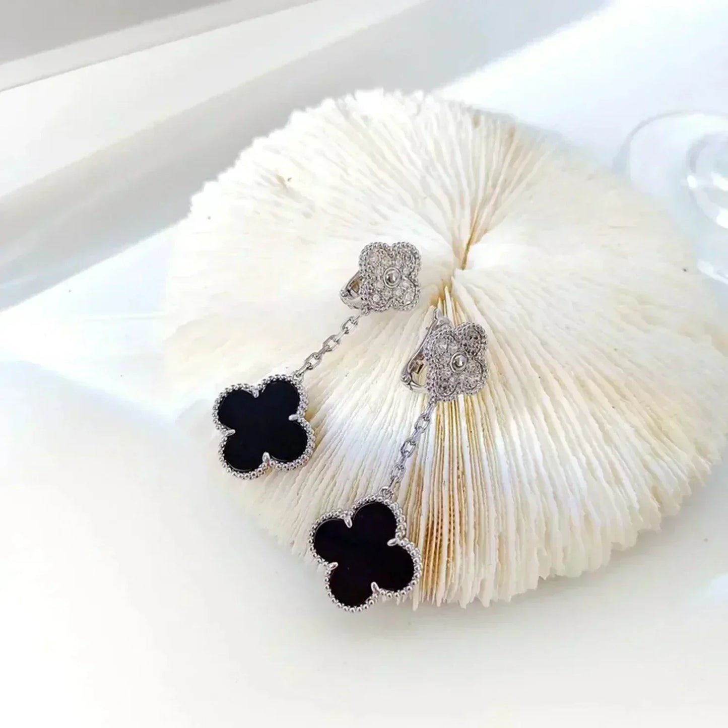 [RAFFINE]CLOVER 2 MOTIFS  DIAMOND ONYX EARRINGS SILVER