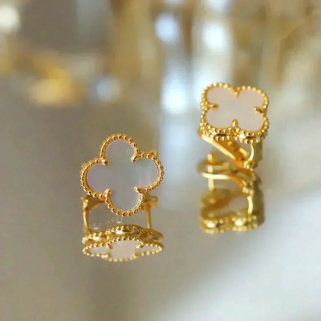 [RAFFINE]CLOVER MEDIUM 1 MOTIFS  WHITE MOP STUD EARRINGS