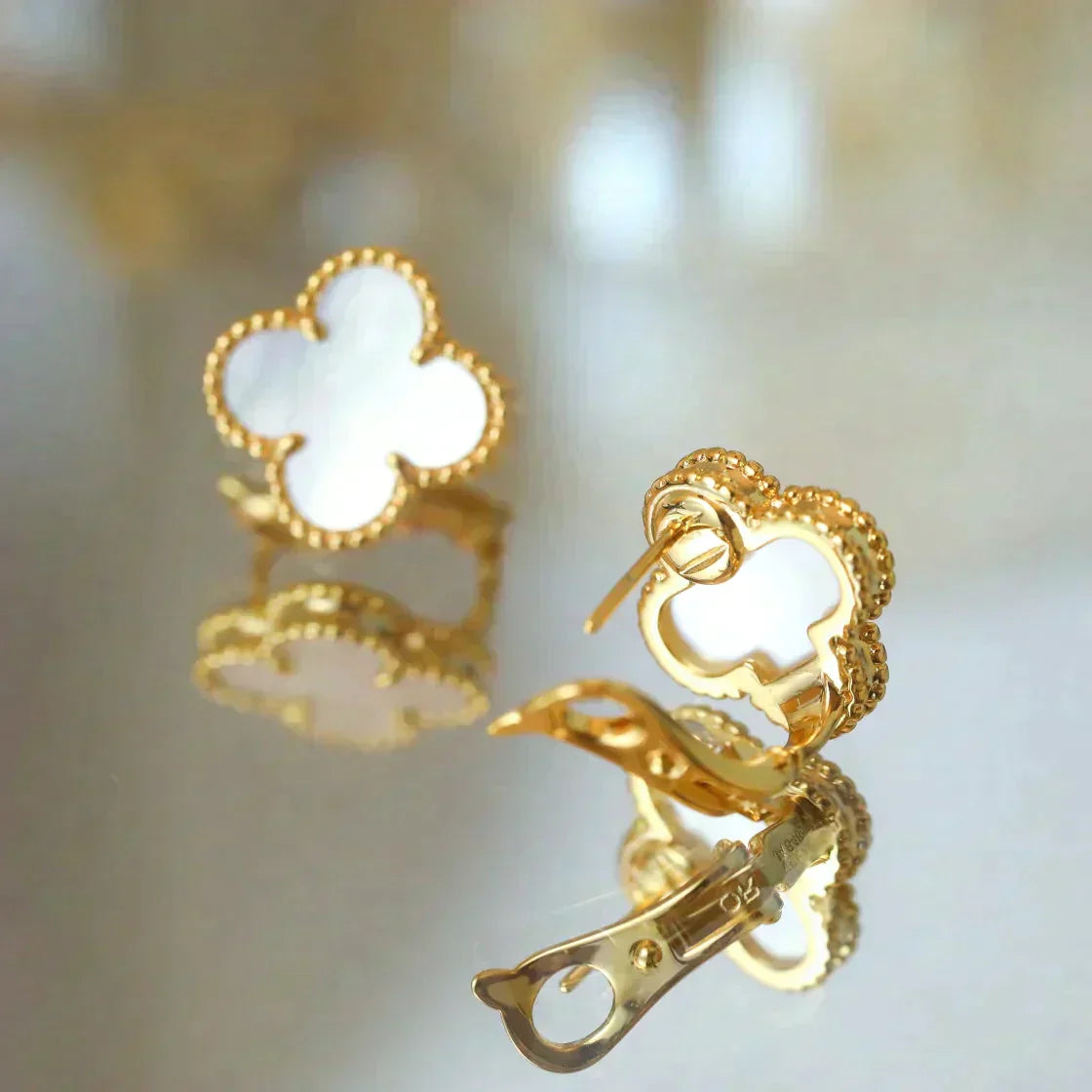 [RAFFINE]CLOVER MEDIUM 1 MOTIFS  WHITE MOP STUD EARRINGS