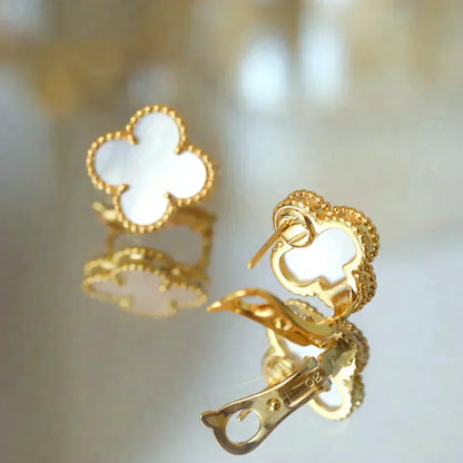 [RAFFINE]CLOVER MEDIUM 1 MOTIFS  WHITE MOP STUD EARRINGS