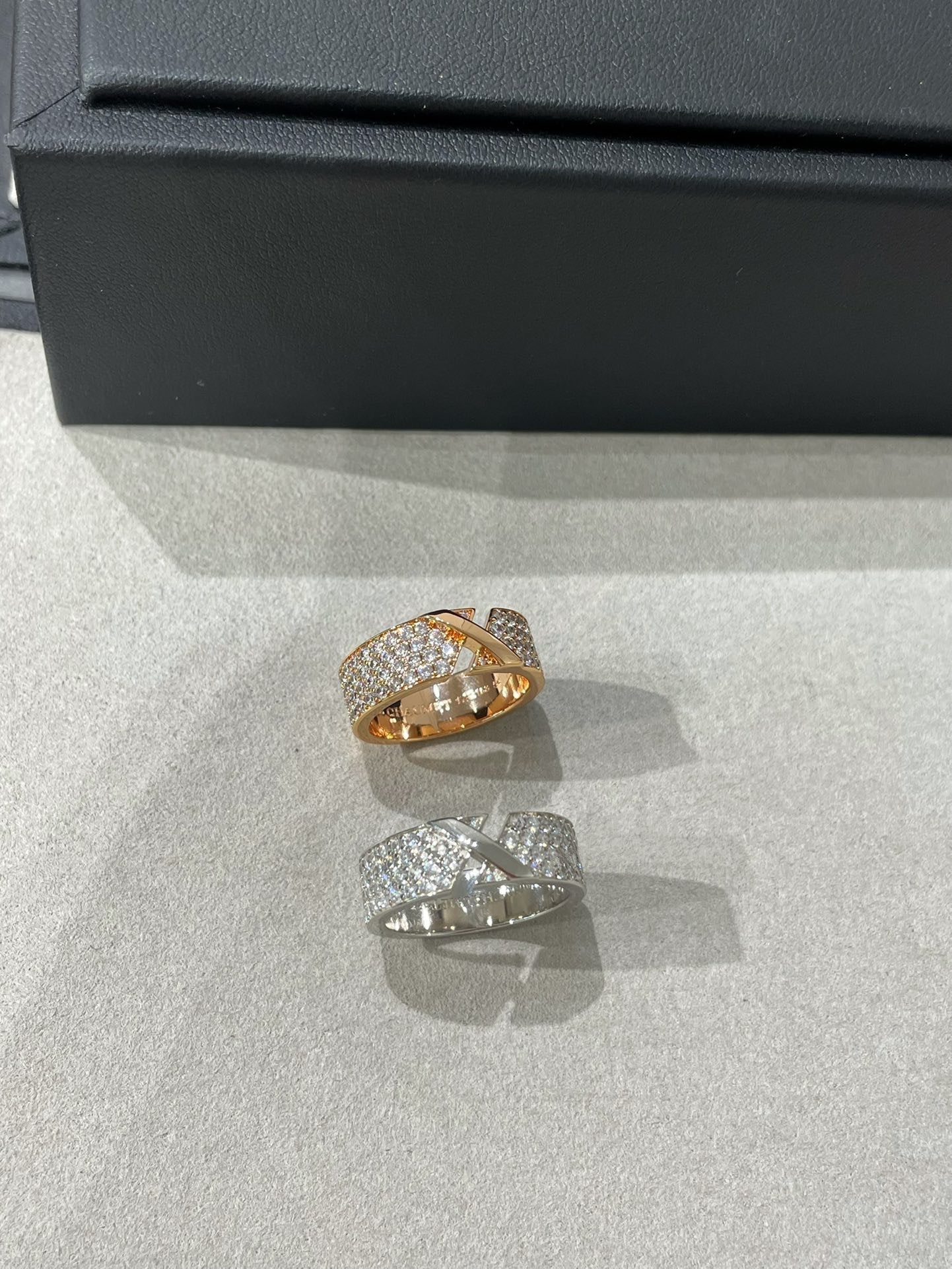 [RAFFINE]LIENS EVIDENCE  DIAMOND PAVED RING