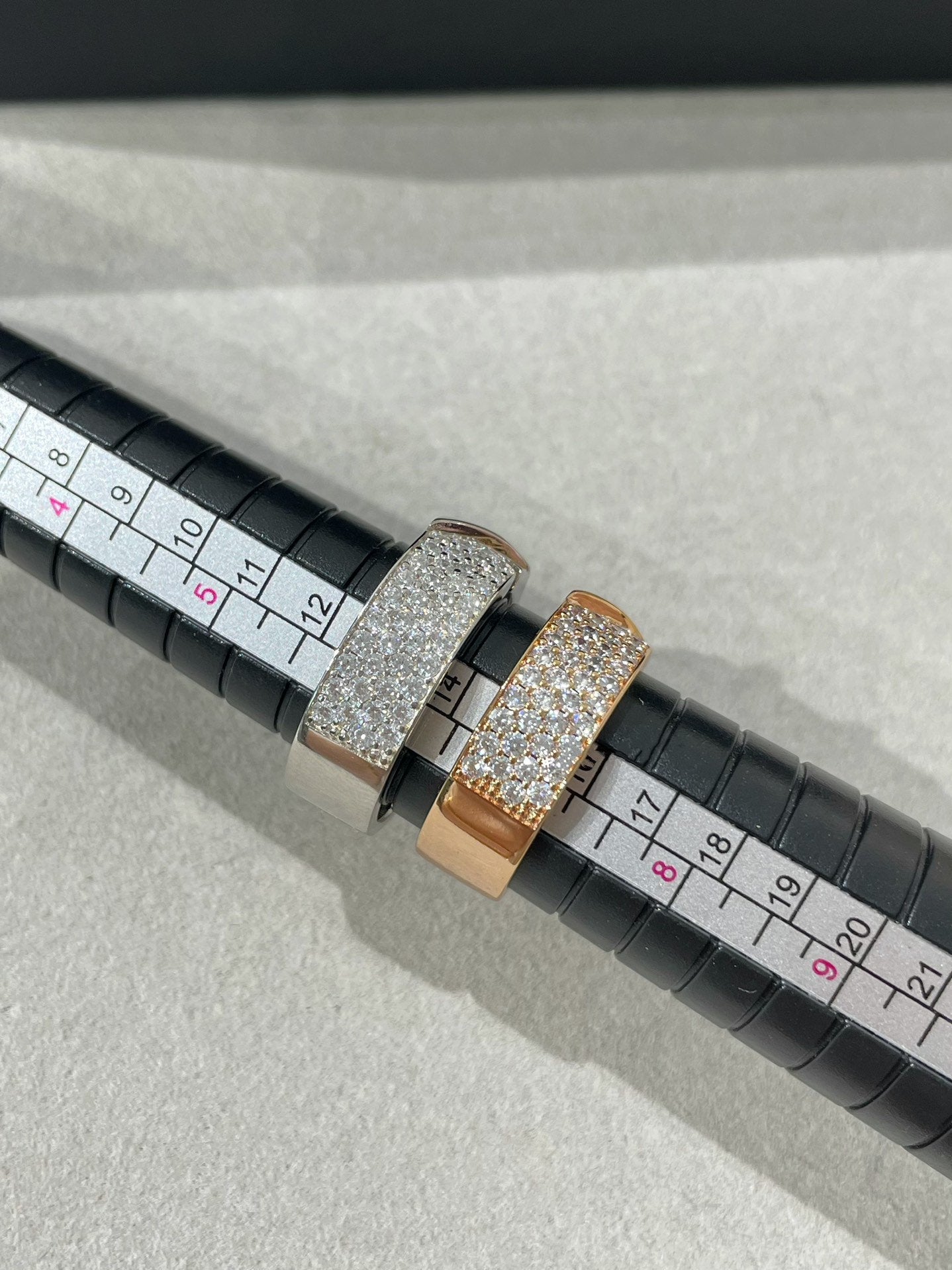 [RAFFINE]LIENS EVIDENCE  DIAMOND PAVED RING