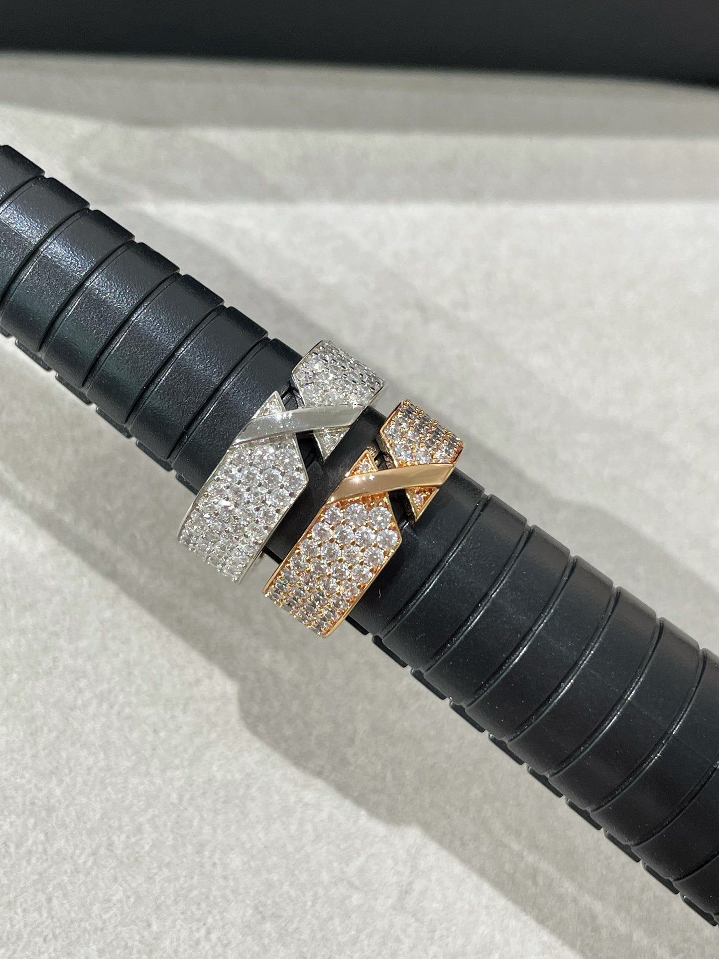 [RAFFINE]LIENS EVIDENCE  DIAMOND PAVED RING