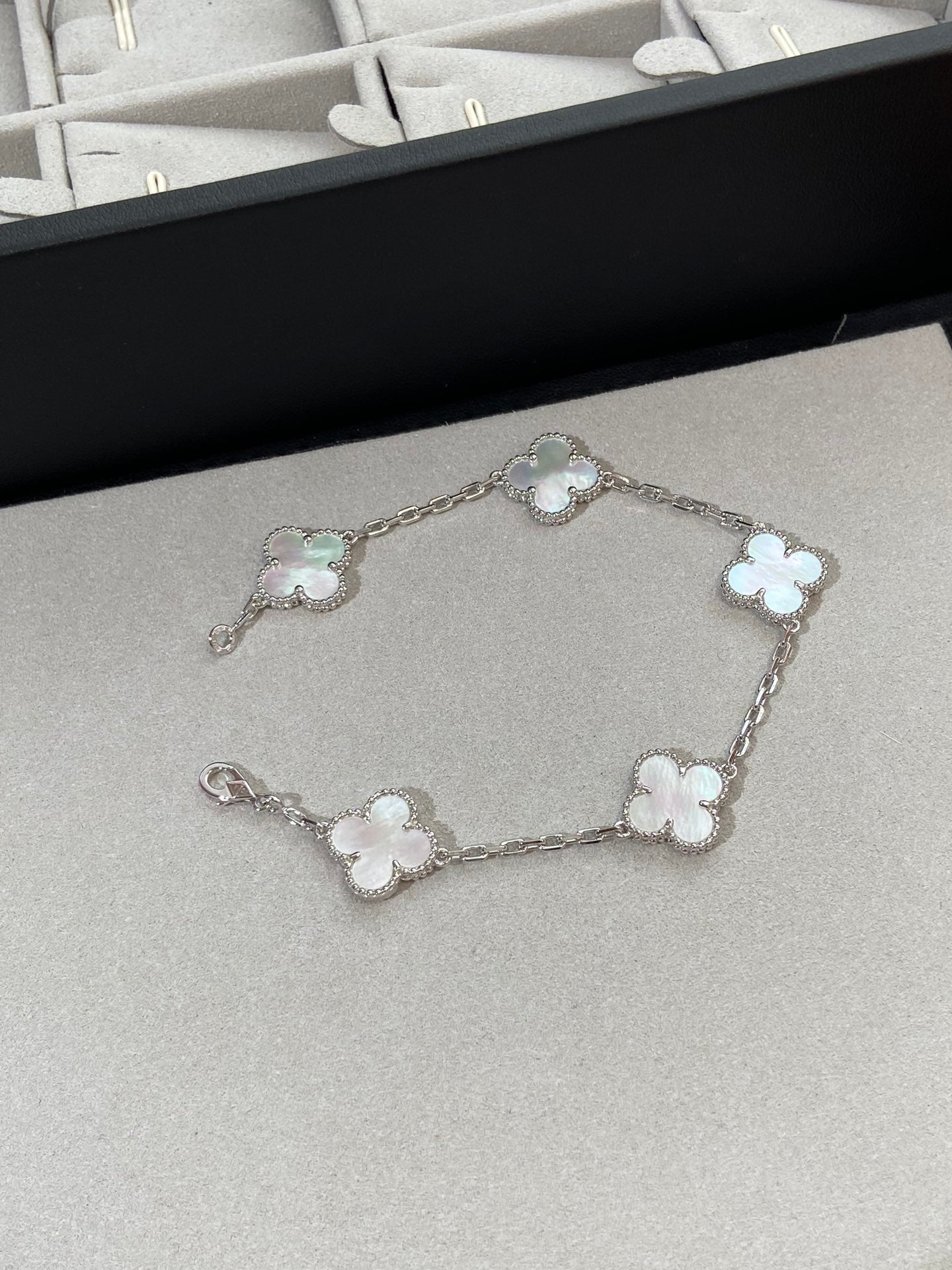 [RAFFINE]CLOVER WHITE PEARL MOP 5 MOTIF BRACELET COLLECTION