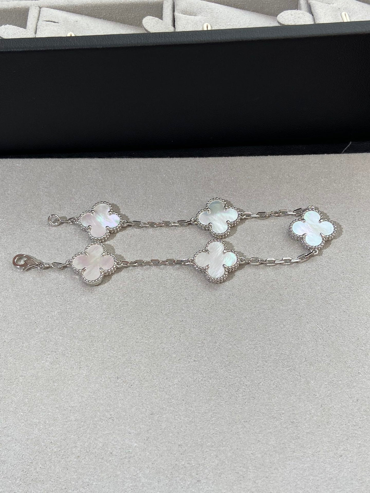 [LUXE]CLOVER WHITE PEARL MOP 5 MOTIF BRACELET COLLECTION