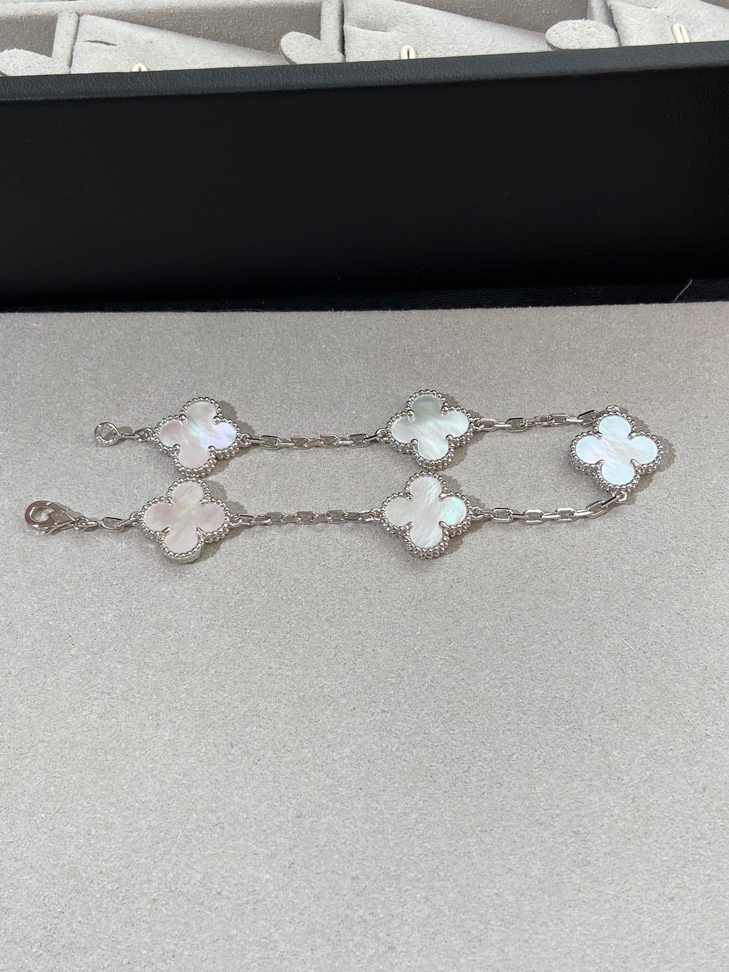[RAFFINE]CLOVER WHITE PEARL MOP 5 MOTIF BRACELET COLLECTION