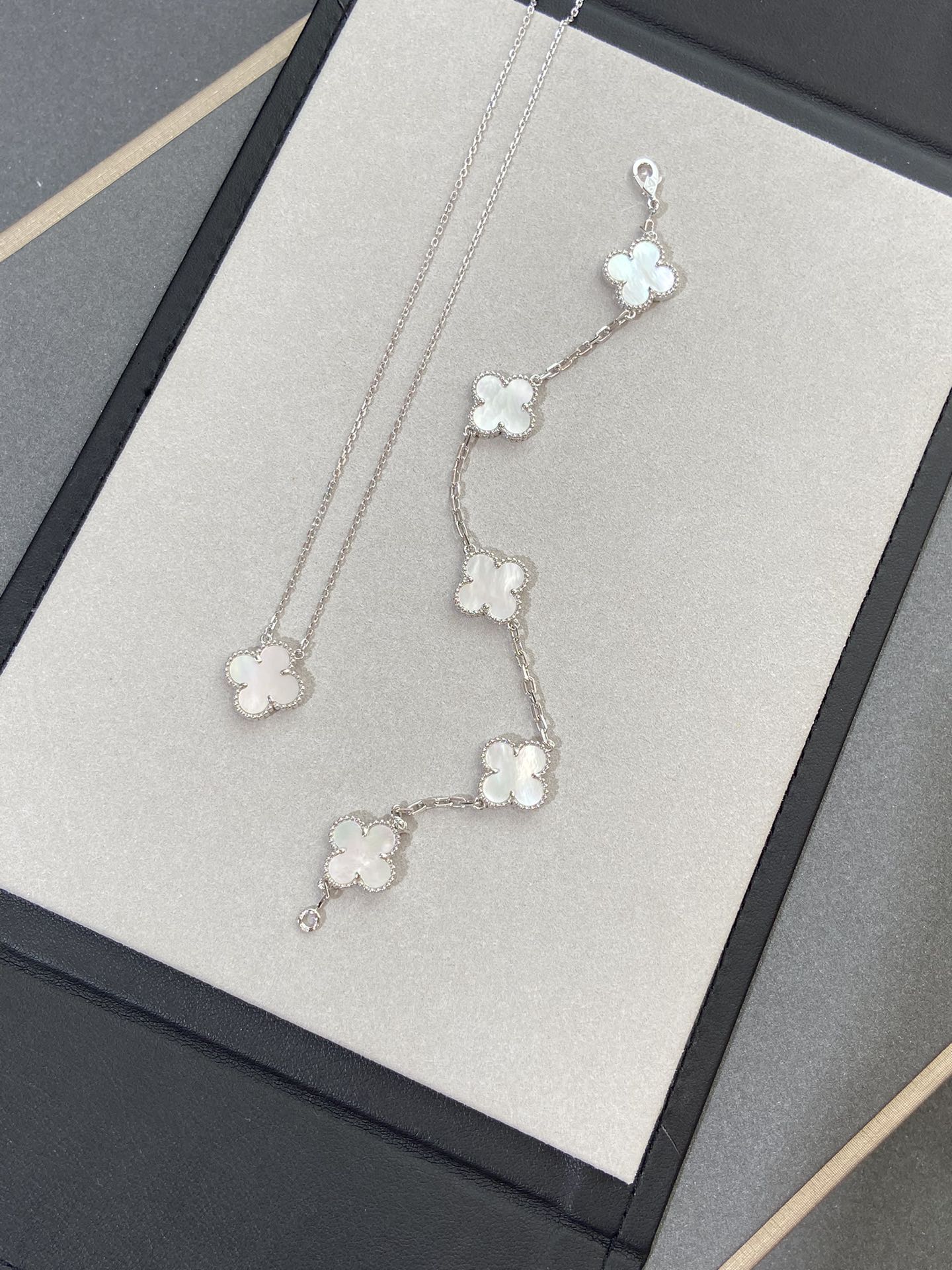 [RAFFINE]CLOVER WHITE PEARL MOP 5 MOTIF BRACELET COLLECTION