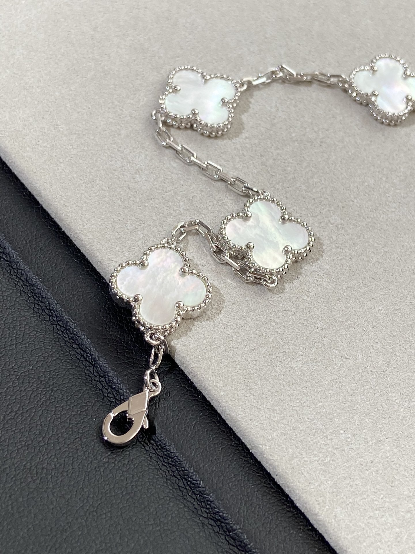 [RAFFINE]CLOVER SILVER MOP 5 MOTIF BRACELET