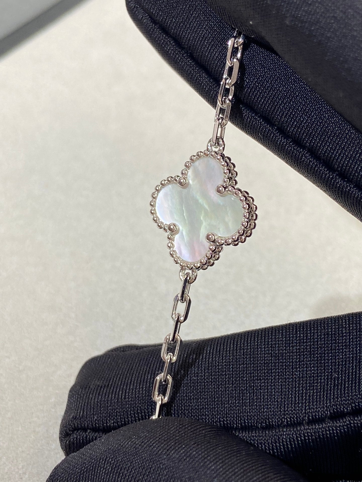 [RAFFINE]CLOVER SILVER MOP 5 MOTIF BRACELET