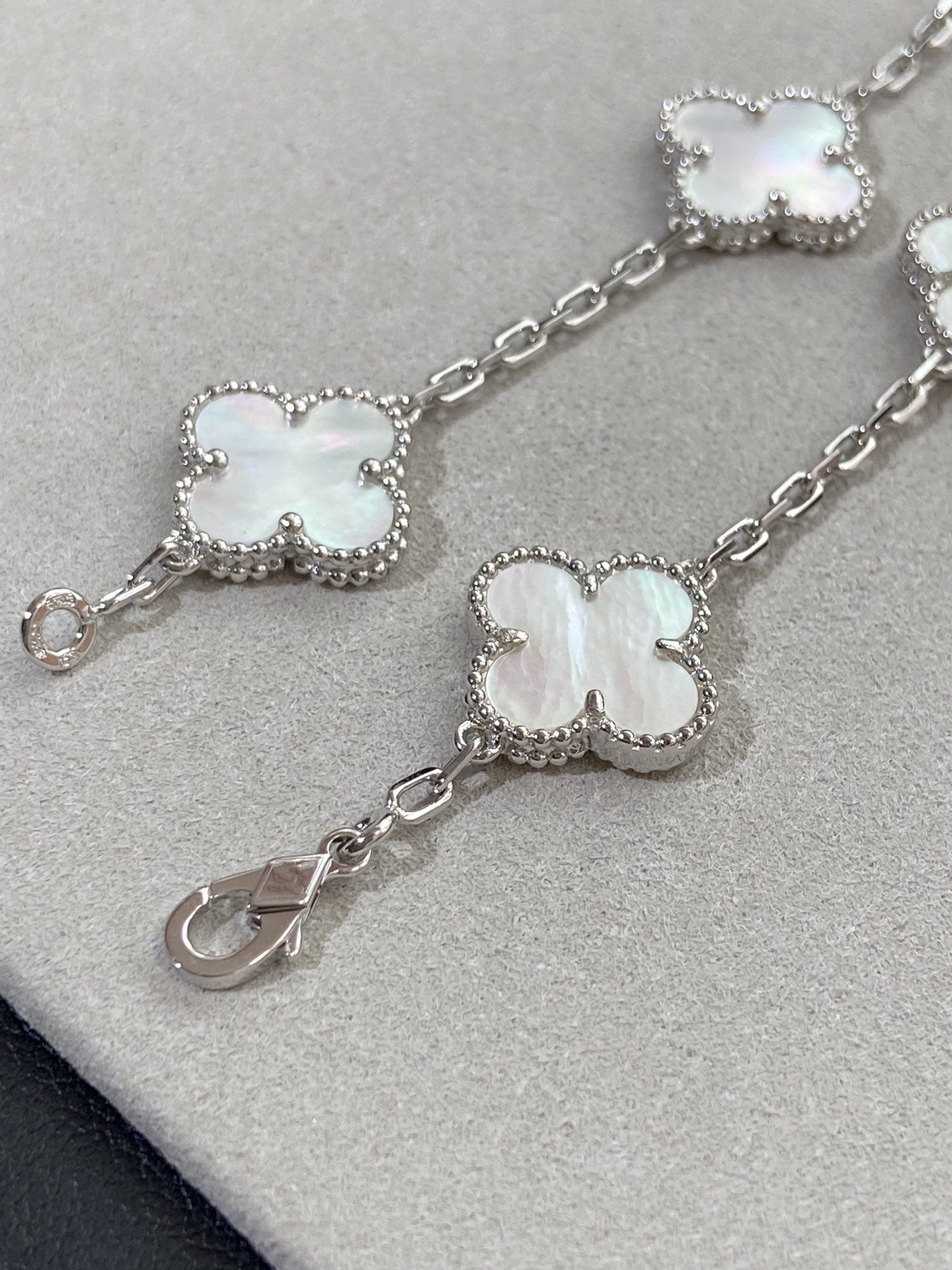 [RAFFINE]CLOVER SILVER MOP 5 MOTIF BRACELET