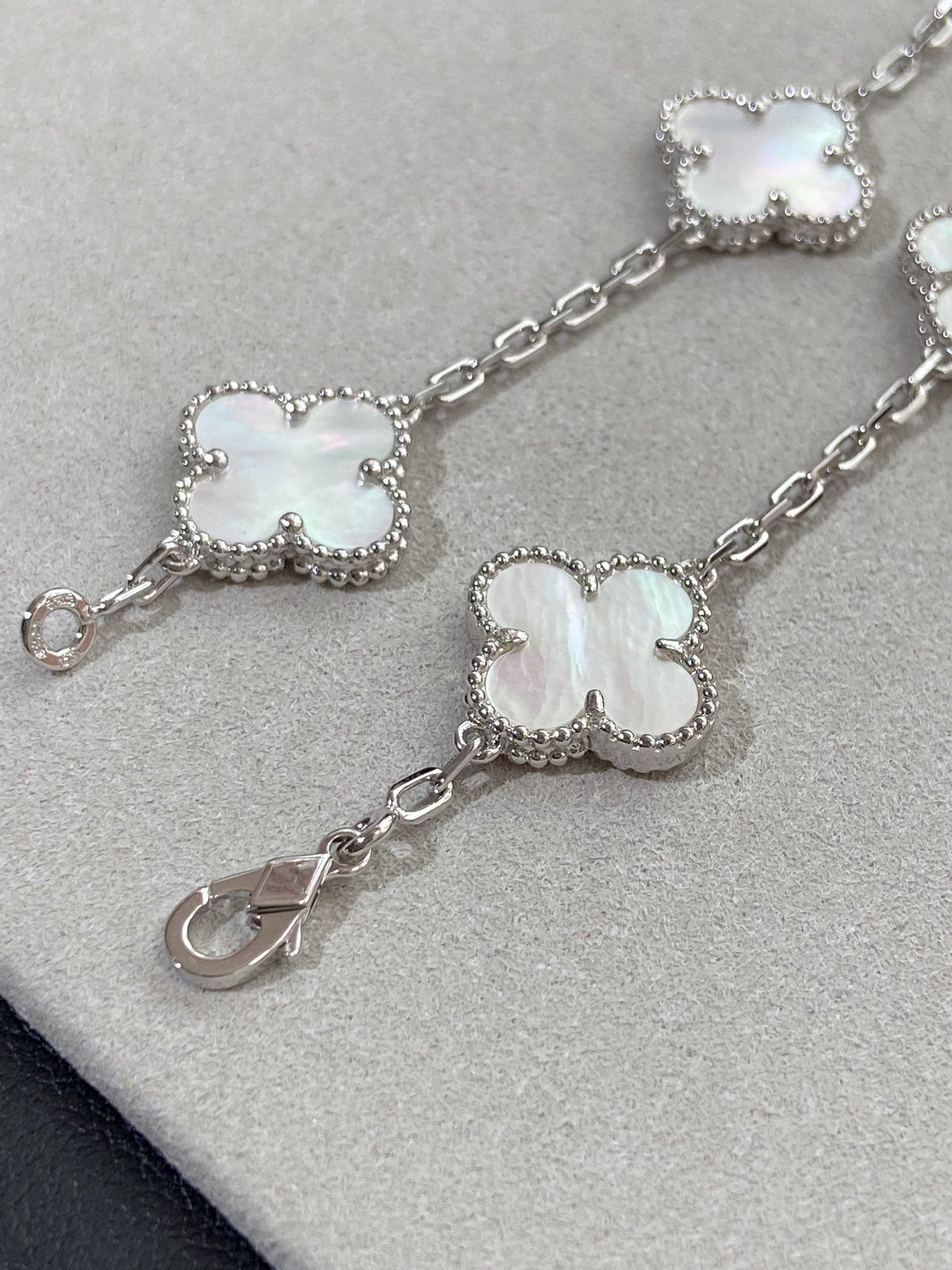 [LUXE]CLOVER WHITE PEARL MOP 5 MOTIF BRACELET COLLECTION