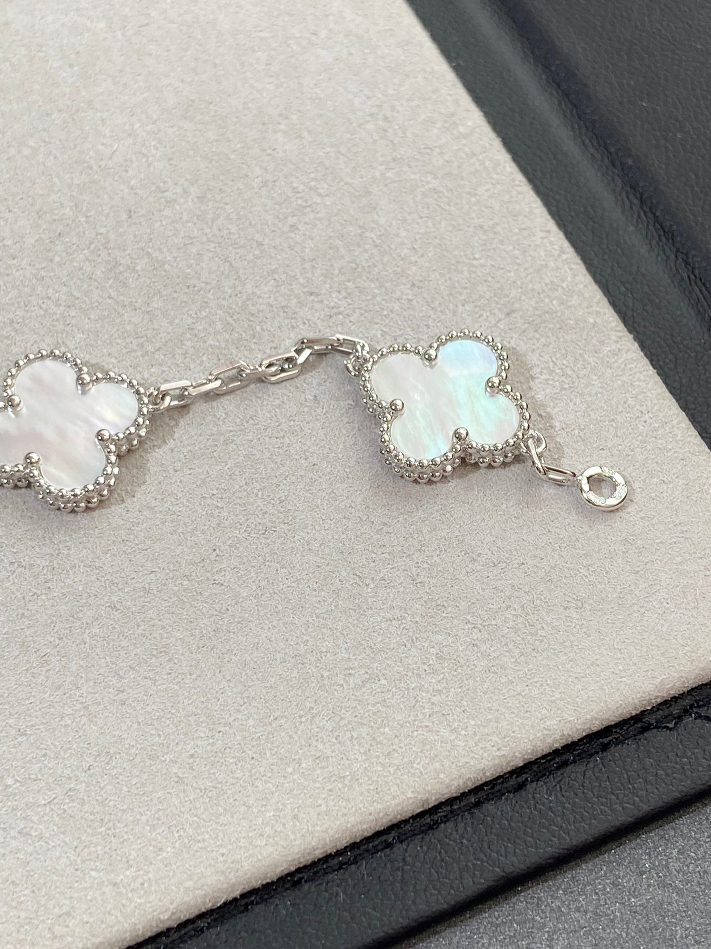 [RAFFINE]CLOVER SILVER MOP 5 MOTIF BRACELET