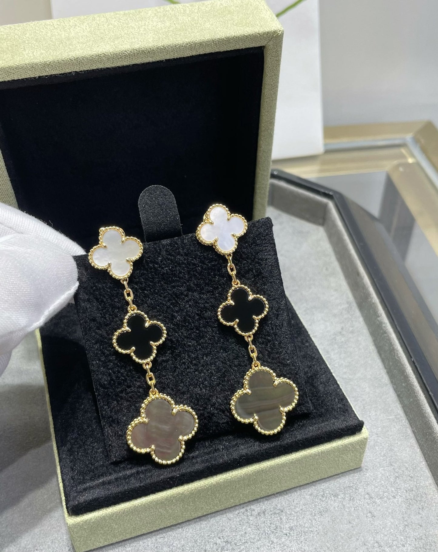 [RAFFINE]CLOVER 3 MOTIF MOP ONYX DARK MOP PINK GOLD EARRINGS