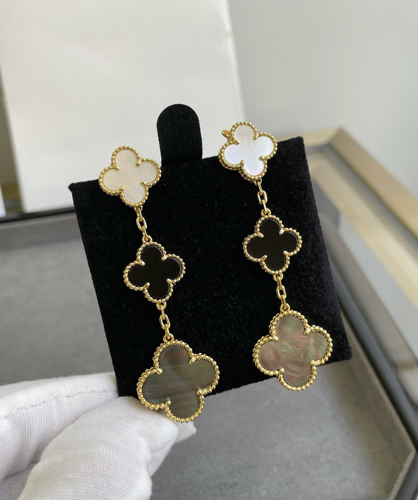 [RAFFINE]CLOVER 3 MOTIF MOP ONYX DARK MOP PINK GOLD EARRINGS