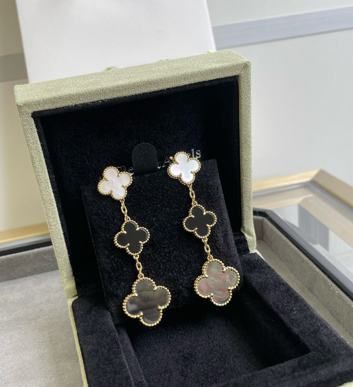 [RAFFINE]CLOVER 3 MOTIF MOP ONYX DARK MOP PINK GOLD EARRINGS